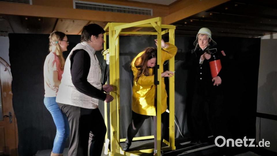 Turbulente Szene an der &quot;öffentlichen Telfonzelle&quot; (Lea Starkmann, Claudia Wandzioch, Jule schneider und Josef Götz (von links) Bild: twi