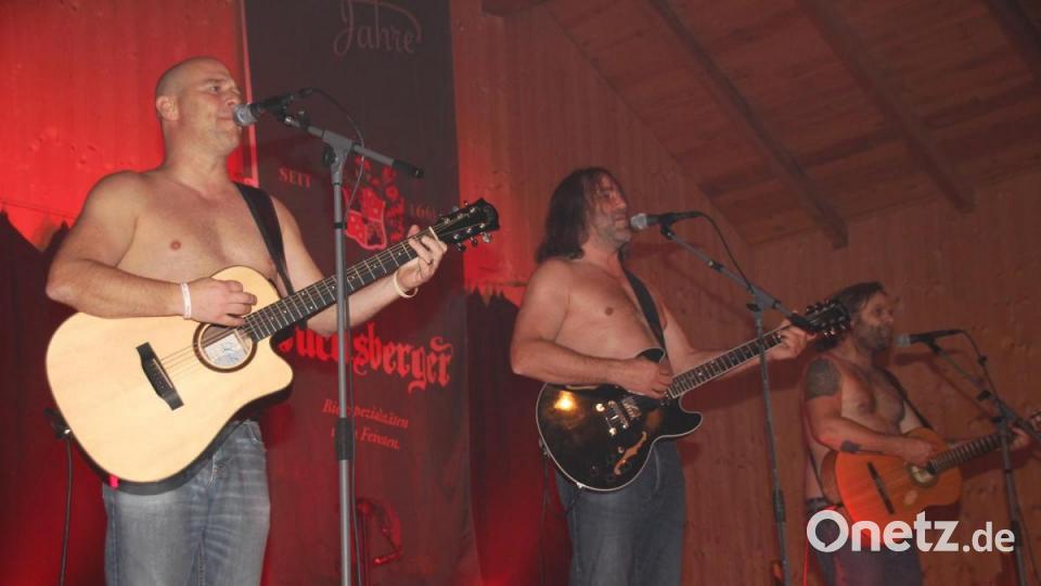 Ein begeistertes Publikum lassen Michi Dietmayr, Roland Hefter und der Keller Steff (von links) in Pertolzhofen zurück. Oben ohne stehen die &quot;3 Männer nur mit Gitarre&quot; aber erst zum Finale bei &quot;Kultur im Stodl&quot; auf der Bühne. Bild: frd