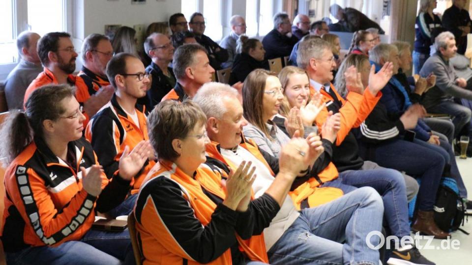 Die mitgereisten Fans des SV Niederlauterbach applaudieren ihren Schützen. Bild: rpp