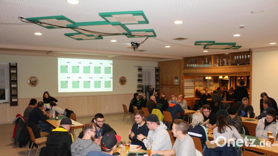 Im Saal des Schützenheims verfolgen viele Fans das Geschehen von den Schießständen. Bild: rpp