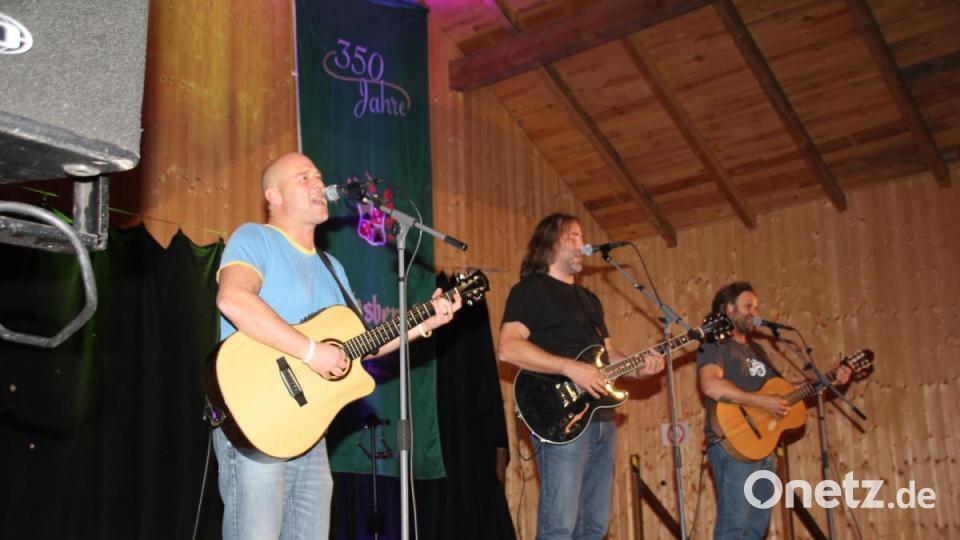 Mit ihrem Live-Programm „Oana muass ja macha“ gastierten (von links) Michi Dietmayr, Roland Hefter und der Keller Steff im Vereinsstodl in Pertolzhofen. Bild: frd