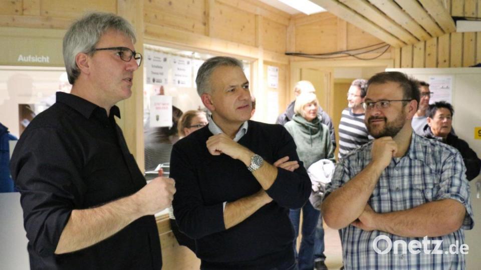 Vorsitzender Wolfgang Raps erklärte Landratskandidat Roland Grillmeier und Bürgermeisterkandidat Hans Walter (von links) die Modalitäten des Wettkampfs. Bild: rpp
