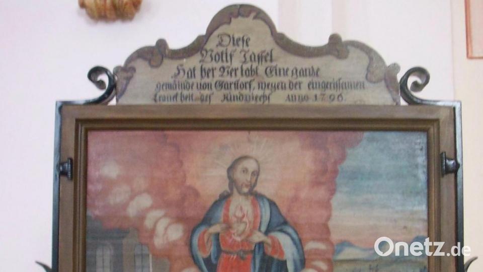 Ein besonderes Schmuckstück in der Hohenkemnather Filialkirche St. Franz Xaver ist ein doppelseitiges Votivbild, das an eine im Jahre 1796 in der Gegend grassierende Rinderseuche erinnert. Für den Volkskundler sind besonders die verschiedenen Trachten und der Hinweis auf die damals noch praktizierte Waldweide bemerkenswert. Bild: Josef Schmaußer