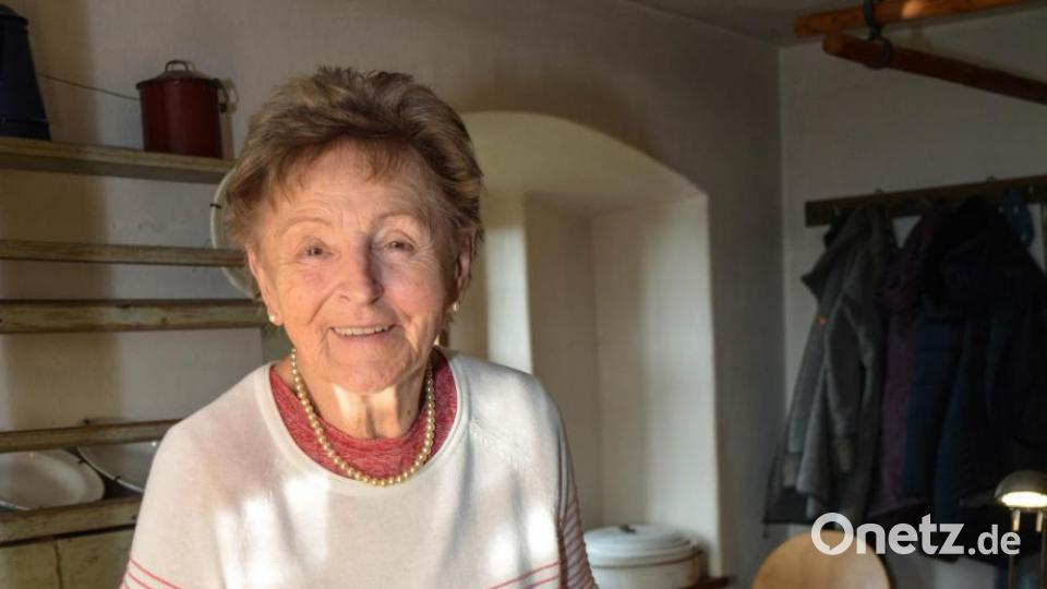 Elfriede Müller aus Amberg zeigte die filigrane Handarbeit anhand ihrer Papiersterne. Bild: Freya Stoeckl