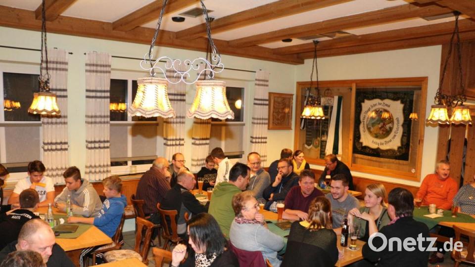 In der vollbesetzten Gaststube wurde noch lange über das Schießevent und die Ergebnisse diskutiert. Bild: rpp