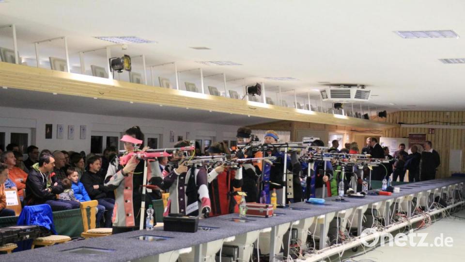 Im prall gefüllten Zuschauerraum verfolgen die Gäste den Schießbetrieb und applaudieren ihrer Mannschaft. Bild: rpp