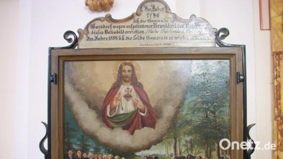 Ein besonderes Schmuckstück in der Hohenkemnather Filialkirche St. Franz Xaver ist ein doppelseitiges Votivbild, das an eine im Jahre 1796 in der Gegend grassierende Rinderseuche erinnert. Für den Volkskundler sind besonders die verschiedenen Trachten und der Hinweis auf die damals noch praktizierte Waldweide bemerkenswert. Bild: Josef Schmaußer