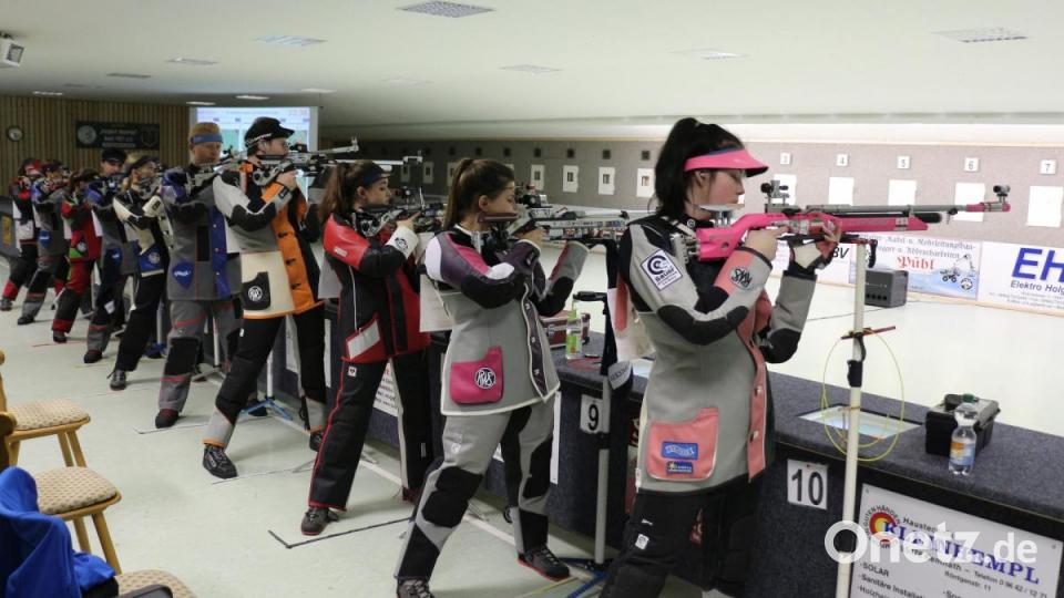 Die Sportschützen Einigkeit Hubertus Kastl im sportlichen Wettstreit gegen SV Pfeil Vöhringen. Allerdings mussten sich die Oberpfälzer dem Tabellenführer am Ende klar geschlagen geben. Bild: rpp