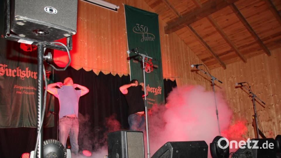 Nebel waberte über die Bühne, als sich die drei Künstler ihrer T-Shirts entledigten. Bild: frd