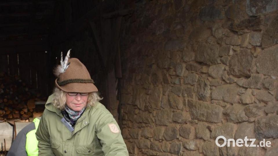 Eva Nussbaumer zeigte im Inhaus-Stadl das Flachsbrechen und -hecheln. Bild: Freya Stoeckl