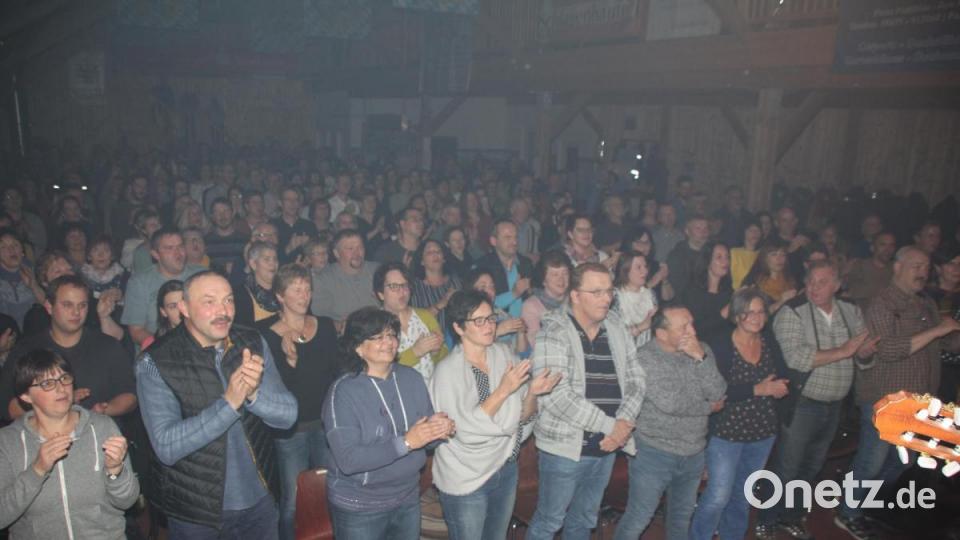 Immer wieder gab es von den Konzertgästen spontanen Beifall. Stehender Beifall dokumentierte zum Schluss, dass der Abend beim Publikum bestens angekommen war. Bild: frd