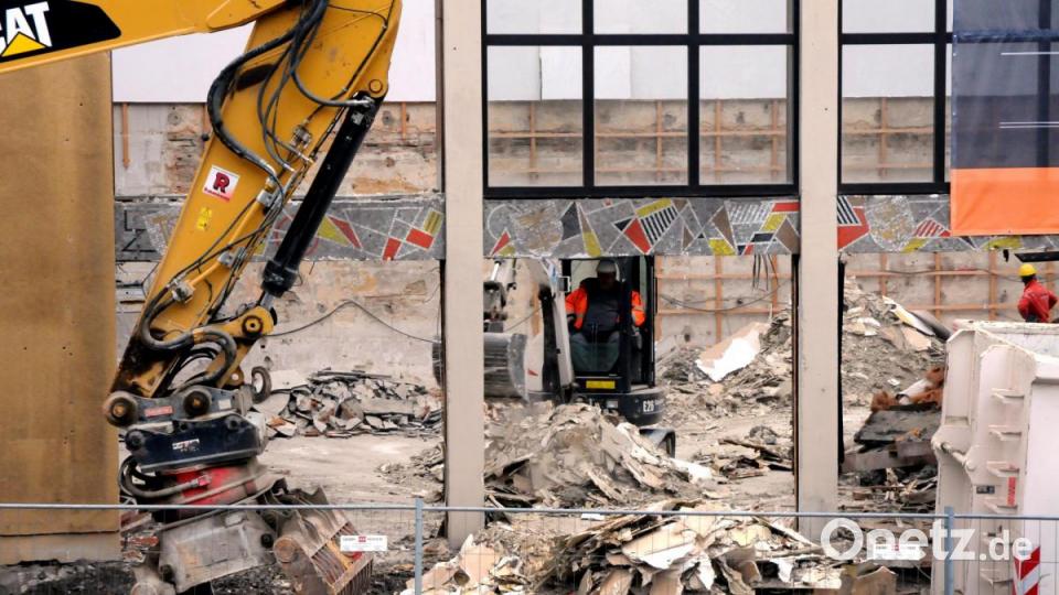 Die Abbrucharbeiten am ehemaligen Josefshaus in Amberg schreiten voran. Bild: Stephan Huber