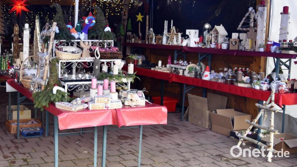 In einem Verkaufszelt wurden Advent- und Weihnachtsdeko, Adventskränze und Lichterbäume sowie Liköre, Plätzchen und Nußecken angeboten. Der gesamte Erlös geht an &quot;Hilfe für Anja&quot;. Bild: Petra Lettner