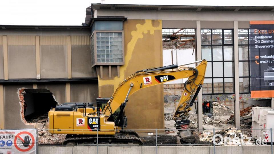 Die Abbrucharbeiten am ehemaligen Josefshaus in Amberg schreiten voran. Bild: Stephan Huber