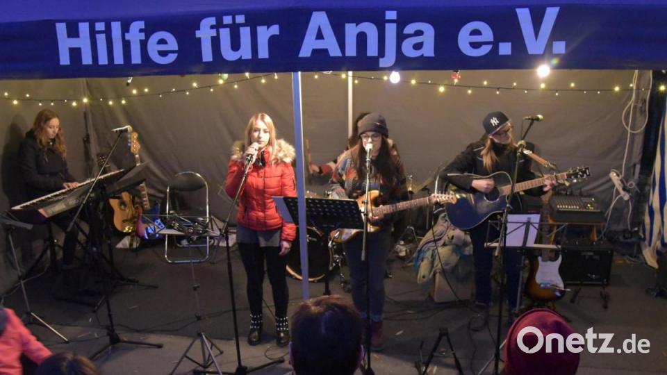 Die Band &quot;Öffter&quot;, junge Leute aus Pegnitz-Langenreuth bereicherten ebenfalls den Adventsmarkt. Bild: Petra Lettner