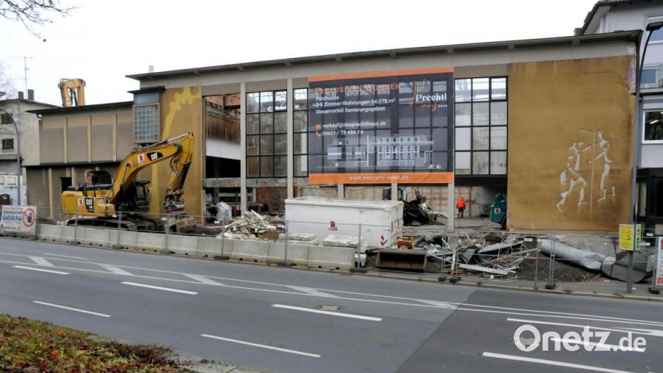 Die Abbrucharbeiten am ehemaligen Josefshaus in Amberg schreiten voran. Bild: Stephan Huber