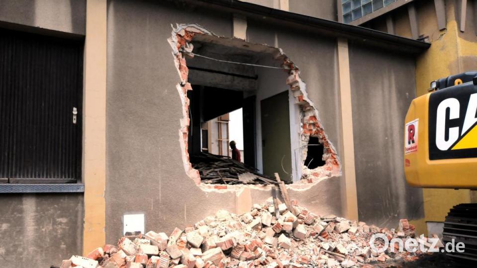Die Abbrucharbeiten am ehemaligen Josefshaus in Amberg schreiten voran. Bild: Stephan Huber