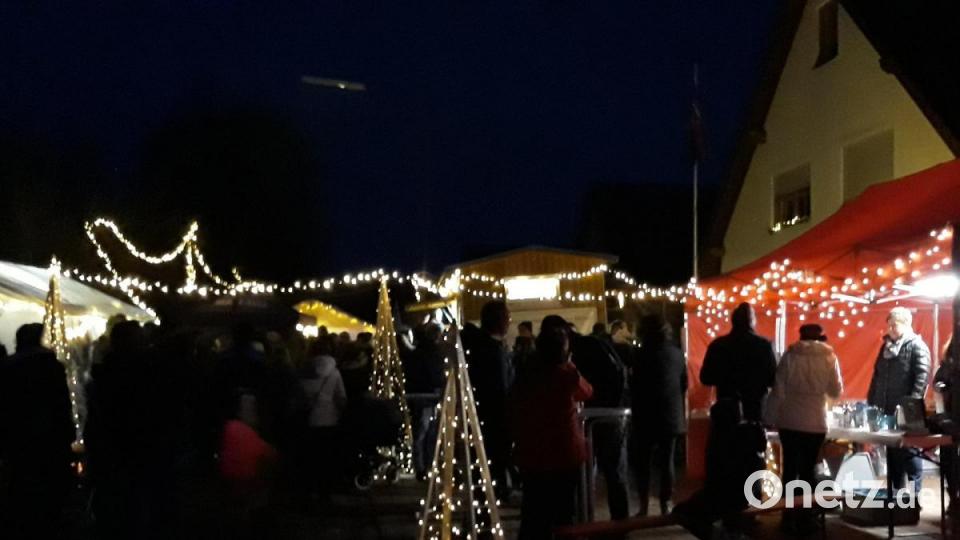 Zum Abschluss haben &quot;L`espoir&quot;, &quot;Öffter&quot; und &quot;The Vision&quot; ganz spontan gemeinsam das Hallelulja gesungen. Gänsehautatmosphäre im Weihnachtslichterglanz! Bild: Petra Lettner