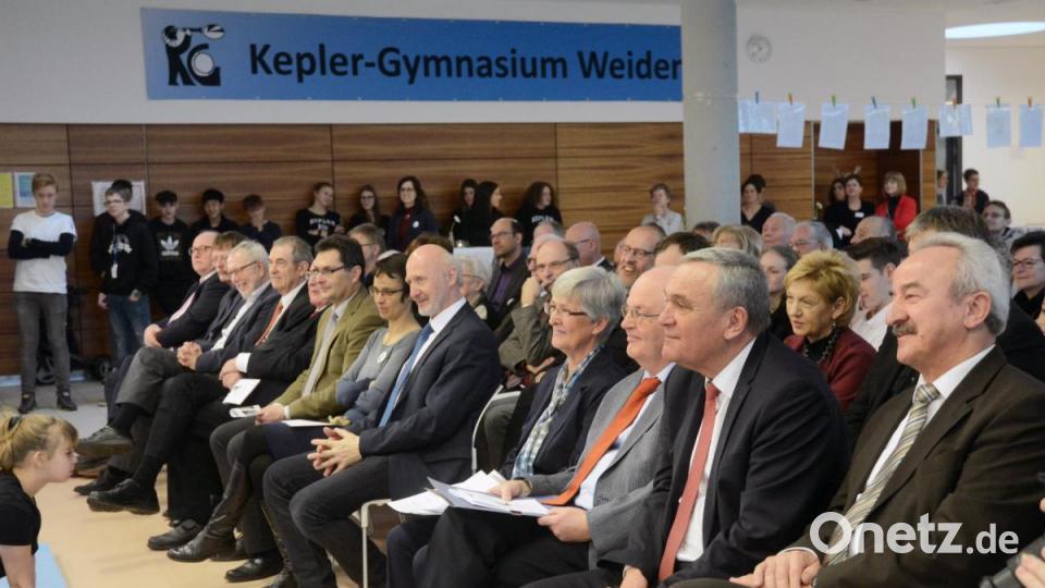 Unter den Festgästen befinden sich auch ehemalige Schulleiter. Oberbürgermeister Kurt Seggewiß (Zweiter von rechts) und Ministerialbeauftragter Franz Xaver Huber (rechts) sprechen Grußworte. Bild: Gabi Schönberger