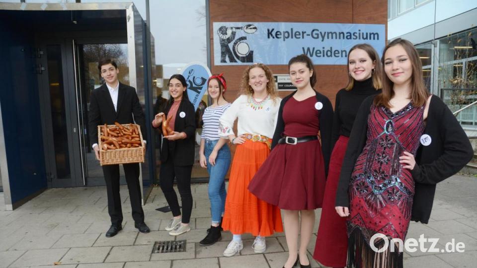 Mode der vergangenen 150 Jahre präsentieren einige Elftklässlerinnen. Bild: Gabi Schönberger