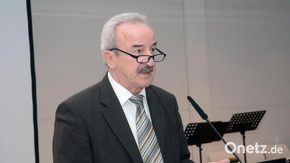 Ministerialbeauftragter Franz Xaver Huber, zuständig für die Gymnasien in der Oberpfalz, spricht ein Grußwort. Bild: Gabi Schönberger