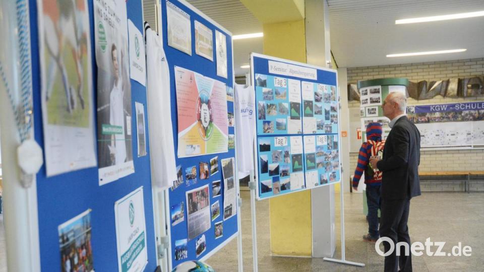 Das umfangreiche Angebot des Kepler-Gymnasiums - von Sport bis zur Hochbegabtenförderung - zeigt eine umfangreiche Ausstellung im Schulfoyer. Bild: Gabi Schönberger