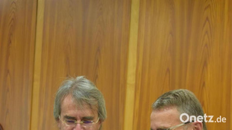 Regierungspräsident Axel Bartelt erhielt als Erinnerung an seinen Besuch ein Hatico-Hemd. Bild: szl