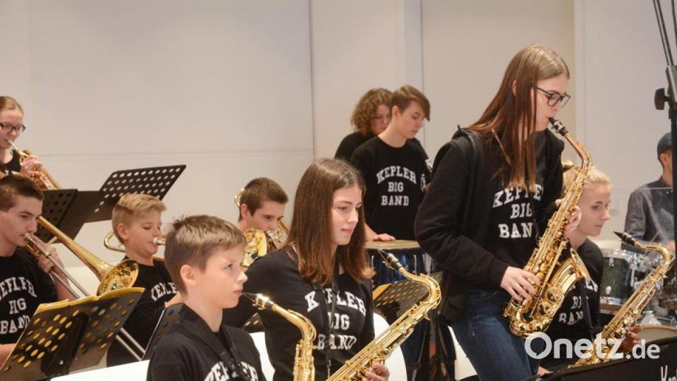 Die Big Band unter Leitung von Peter König setzt bei der Festveranstaltung musikalische Glanzpunkte. Bild: Gabi Schönberger