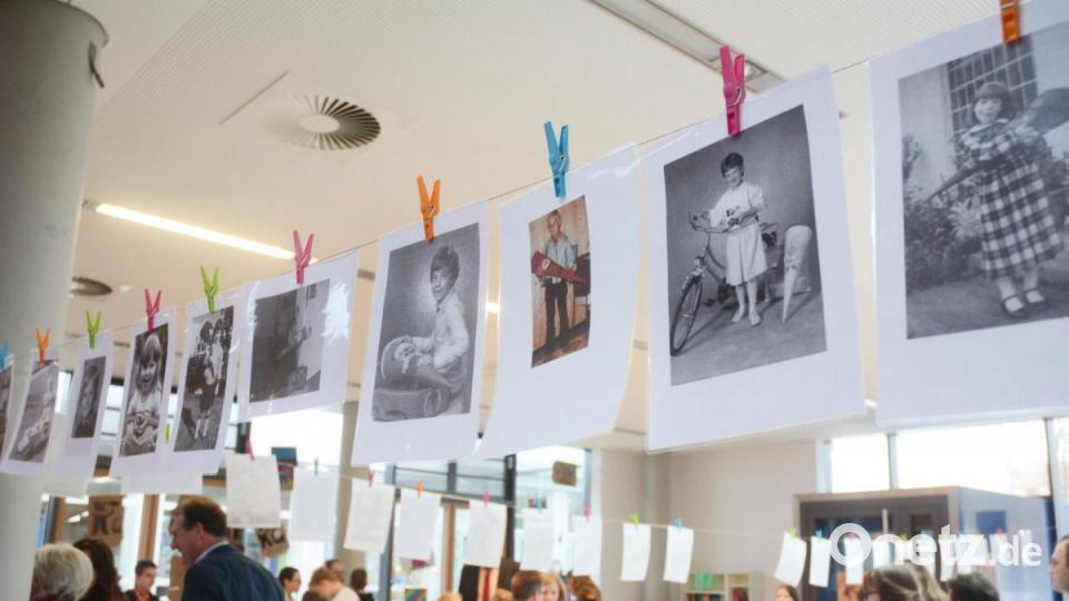 Schülerfotos aus vergangenen Tagen schmücken rundherum die Aula. Bild: Gabi Schönberger