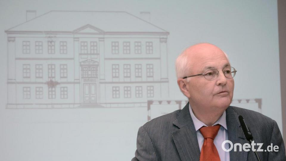 Die Anfänge als Gewerbeschule im Jahr 1869 bis in die Nachkriegszeit beleuchtet der ehemalige Studiendirektor Georg Singer in einem spannenden und zugleich bewegenden Festvortrag. Bild: Gabi Schönberger