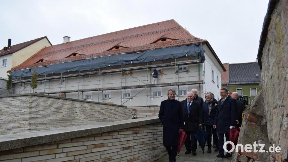 Lockere Stimmung herrschte beim Stadtrundgang mit Regierungspräsident Axel Bartelt (links). Er zeigte sich beeindruckt von den vielen geplanten und fast fertigen städtebaulichen Maßnahmen in der Kreisstadt – wie hier bei der historischen Fronfeste, in die Anfang 2020 zwei Studiengänge einziehen. Bild: szl
