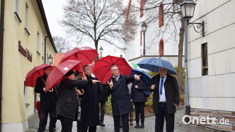 Architekt Peter Brückner (Zweiter von links) und Bürgermeister Franz Stahl (Mitte) erklären Bartelt (Dritter von links) die Planungen am ehemaligen Ruffing-Areal für das Rathaus II. Noch heuer sollen die Abbrucharbeiten beginnen. Bild: szl
