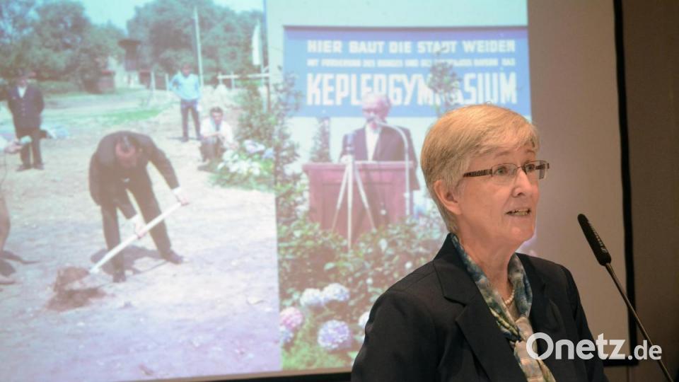 Schulleiterin Sigrid Bloch wirft einen Blick auf die vergangenen 50 Jahre des Kepler-Gymnasiums. Bild: Gabi Schönberger