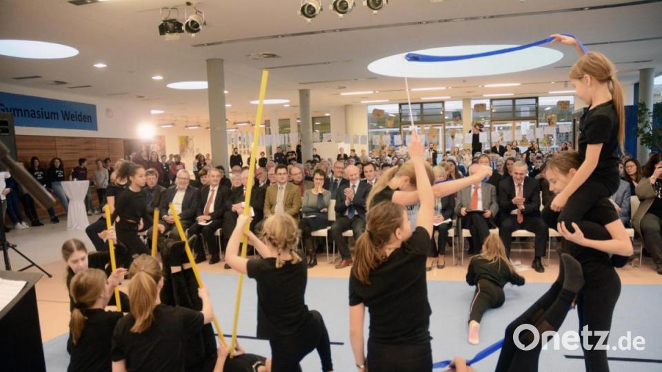 Die Akrobatik-Gruppe sorgt fürs Rahmenprogramm. Bild: Gabi Schönberger