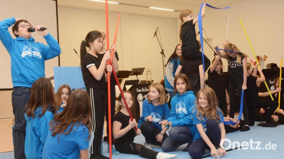 KGW - mehr als nur drei Buchstaben verdeutlichen die Akrobatik-Gruppe (Leitung Susanne Antony) und das Unterstufentheater (Karina Ertl) in ihrer Darbietung. Bild: Gabi Schönberger