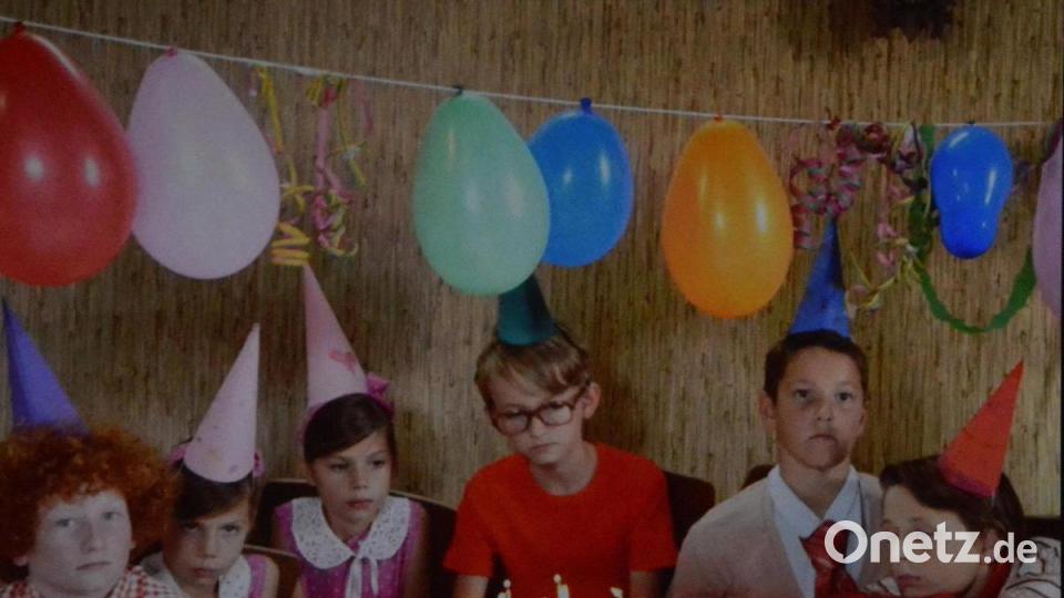 Eine Szene aus dem Siegerfilm „PIX“: Alle gucken bedröppelt drein. Wird aber die Kamera gezückt, setzen alle ihr falsches Grinsen auf. Das Werk handelt von der Manie, jedes noch so private Ereignis auf Fotos festzuhalten. Bild: kge