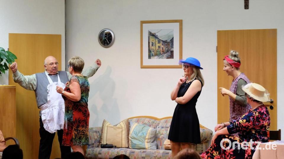 Willi hat Carmen vor seiner Frau Ella im Schlafzimmer versteckt. Bild: wlr