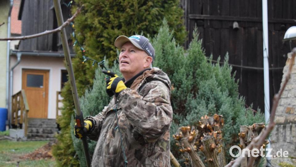 „Mehr ist Mehr“ könnte das Motto von Ron Biederman aus Erbendorf sein. Jedes Jahr zu Thanksgiving verwandelt der gebürtige Amerikaner Haus und Garten in ein blinkendes Gesamtkunstwerk. Bild: szl