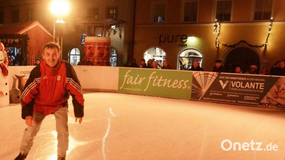 Gustav Schell wagt sich als Erster auf die neue Eisbahn. Bild: Gabi Schönberger
