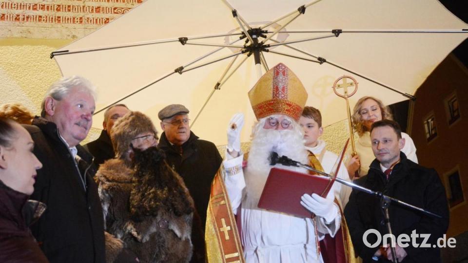Der Nikolaus (Peter Ertl), Knecht Ruprecht (Johann Schlosser) und die Engel (Kristina Schlosser und Nico Richter) mahnen die Erwachsenen mehr Zeit mit ihren Kindern zu verbringen. Bild: Gabi Schönberger