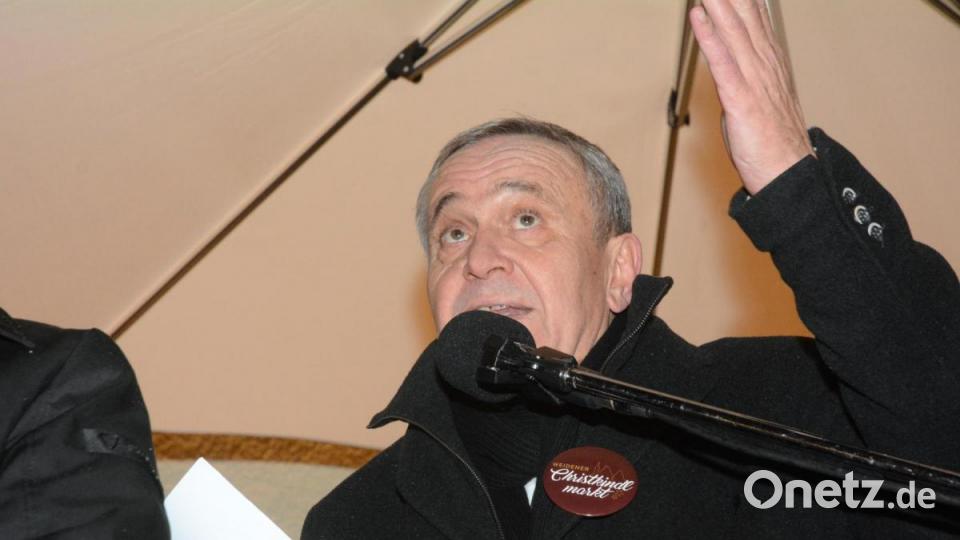 OB Kurt Seggewiß eröffnet den Christkindlmarkt. Bild: Gabi Schönberger