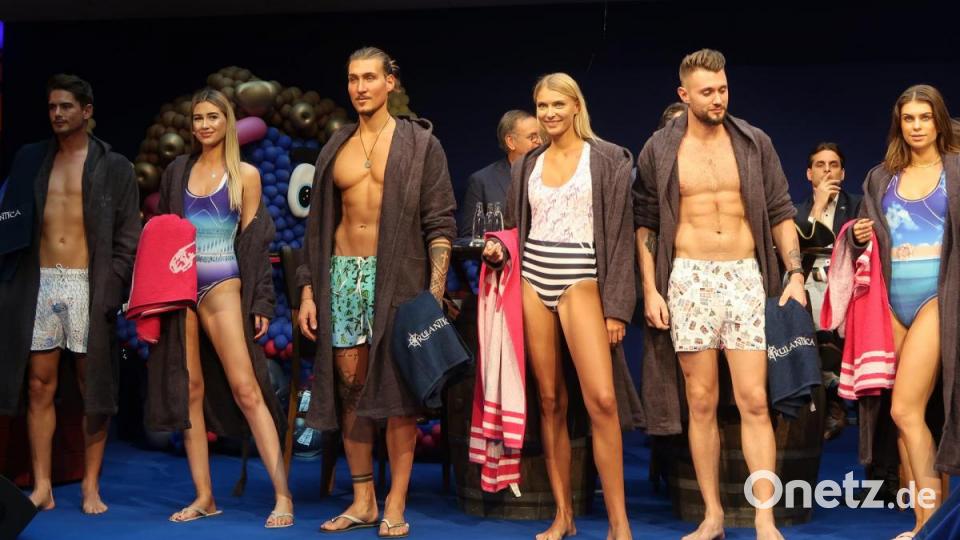 Models tragen von Prominenten entworfene Bademoden. Bild: Kunz