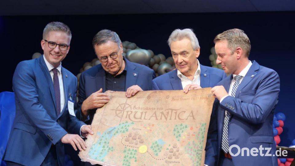Roland (zweiter von links) und Jürgen Mack (zweiter von rechts) erhalten die "Rulantica"-Karte. Bild: Kunz