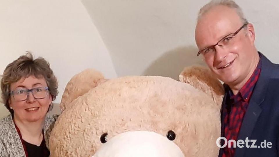 Museumsleiterin Dr. Sabine Zehentmeier-Lang vermutet, dass schon viele Fotos gemacht wurden vom fast zweieinhalb Meter großen Bären gleich am Museumseingang. Lutz Reike zeigt seine Sammlung an Teddys im Fichtelgebirgsmuseum. Bild: gis