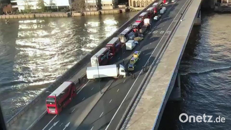 Bewaffnete Polizisten umstellen auf der London Bridge einen Lkw, der nach einem Zwischenfall auf der Brücke schräg über der Straße geparkt wurde. Die Londoner Polizei behandelt den Messerangriff mit mehreren Verletzten auf der London Bridge wie eine Terrorattacke. Bild: Luke Poulton/AP/dpa