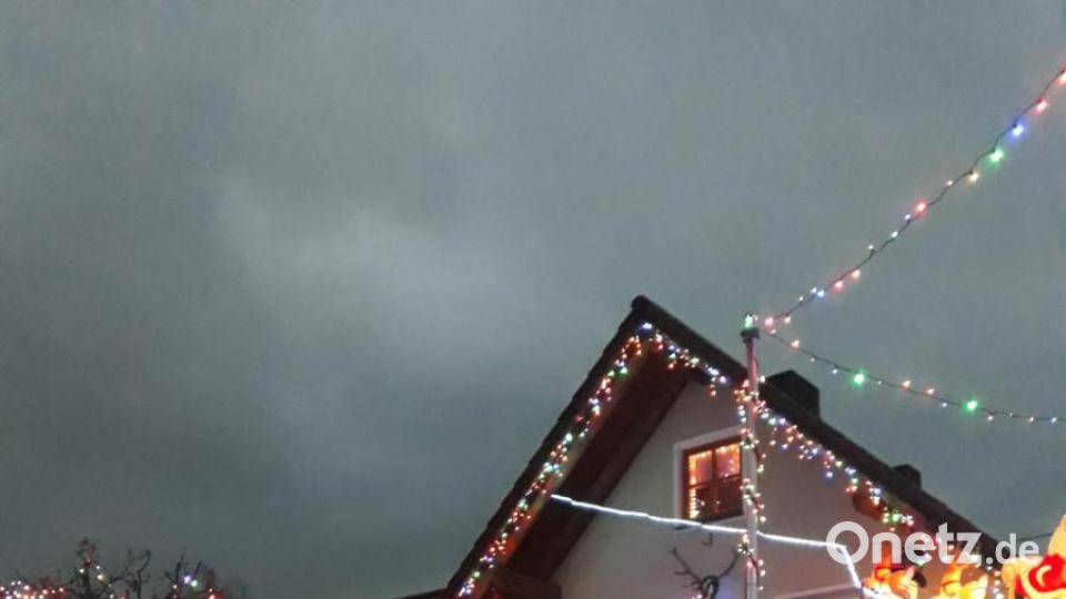 „Mehr ist Mehr“ könnte das Motto von Ron Biederman aus Erbendorf sein. Jedes Jahr zu Thanksgiving verwandelt der gebürtige Amerikaner Haus und Garten in ein blinkendes Gesamtkunstwerk. Bild: szl