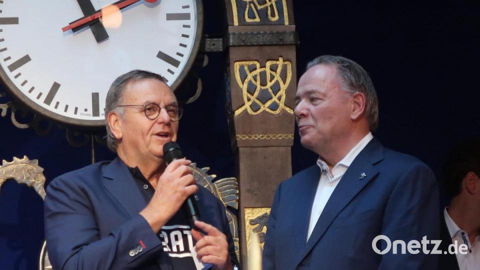 Europa-Park-Inhaber spielte schon seit 1996 mit dem Gedanken, eine Wasserwelt zu errichten. Rechts Projektleiter Charles Botta, der unter anderem am Bau von Stadien für die Olympischen Spiele und Fußballweltmeisterschaften beteiligt war. Bild: Kunz