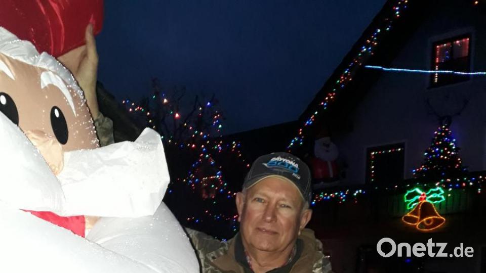 „Mehr ist Mehr“ könnte das Motto von Ron Biederman aus Erbendorf sein. Jedes Jahr zu Thanksgiving verwandelt der gebürtige Amerikaner Haus und Garten in ein blinkendes Gesamtkunstwerk. Bild: szl
