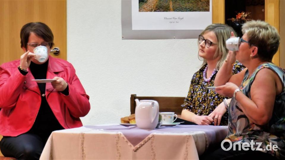 Bei ihrem Kaffeekränzchen überlegen die Damen wie sie die Männer wieder fügig machen können. Bild: wlr