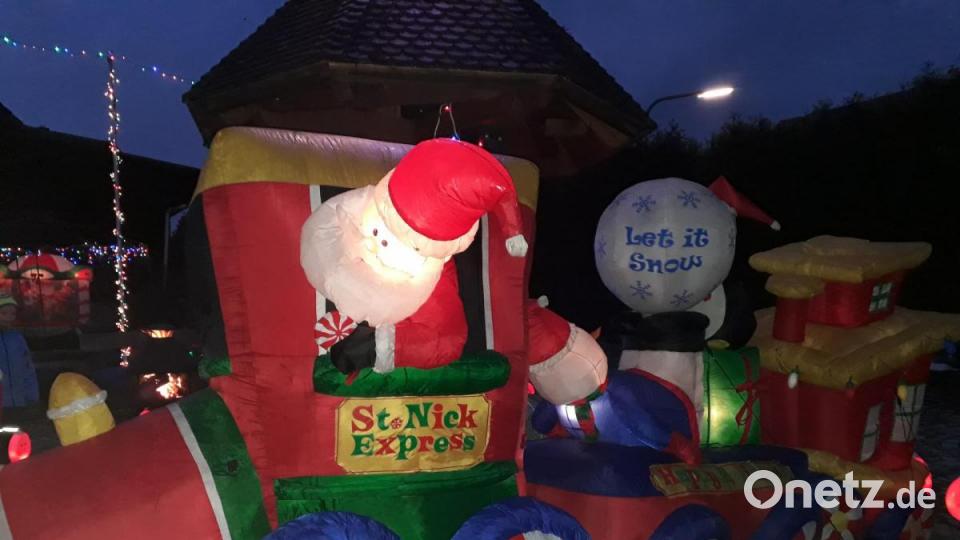 „Mehr ist Mehr“ könnte das Motto von Ron Biederman aus Erbendorf sein. Jedes Jahr zu Thanksgiving verwandelt der gebürtige Amerikaner Haus und Garten in ein blinkendes Gesamtkunstwerk. Bild: szl